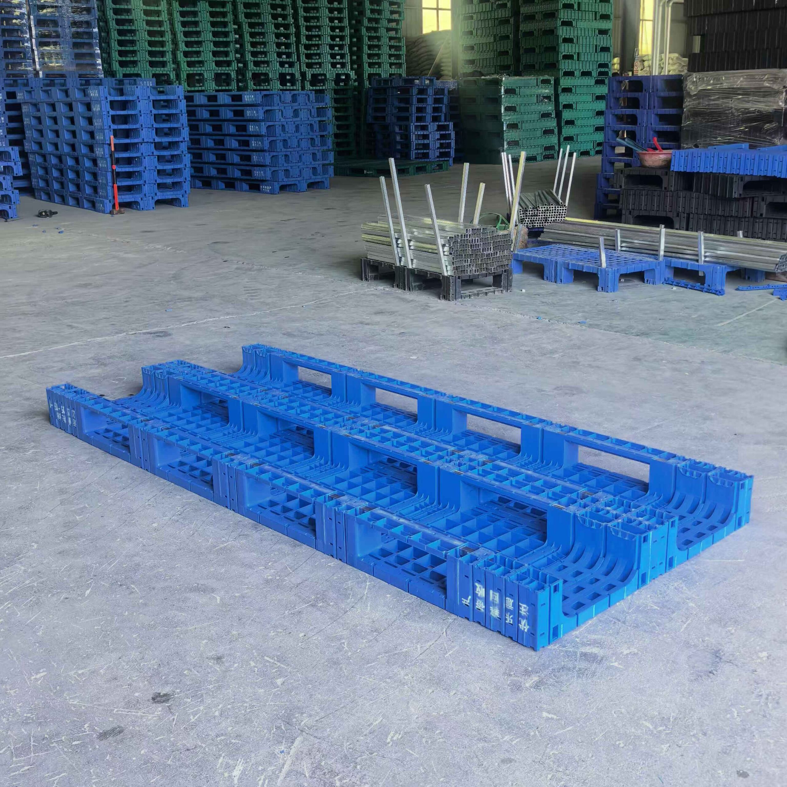 Spliced Modular Plastic Pallet