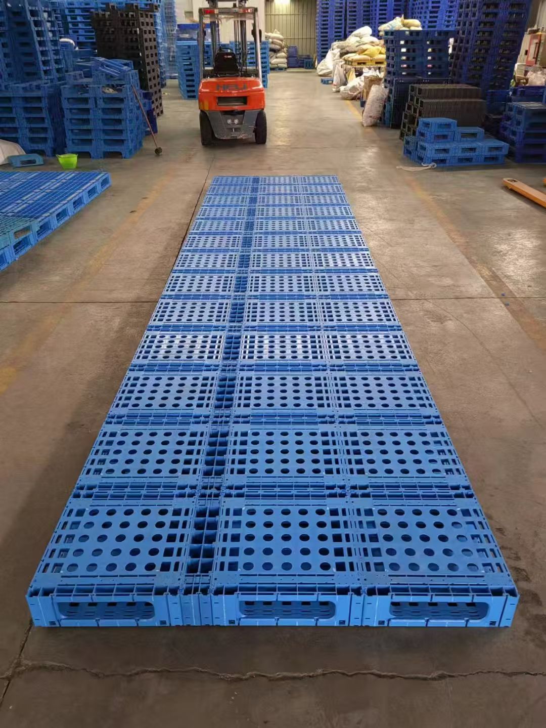 Extra‑Long Spliced Plastic Pallet